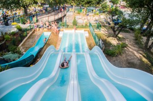 les toboggans du parc aquatique